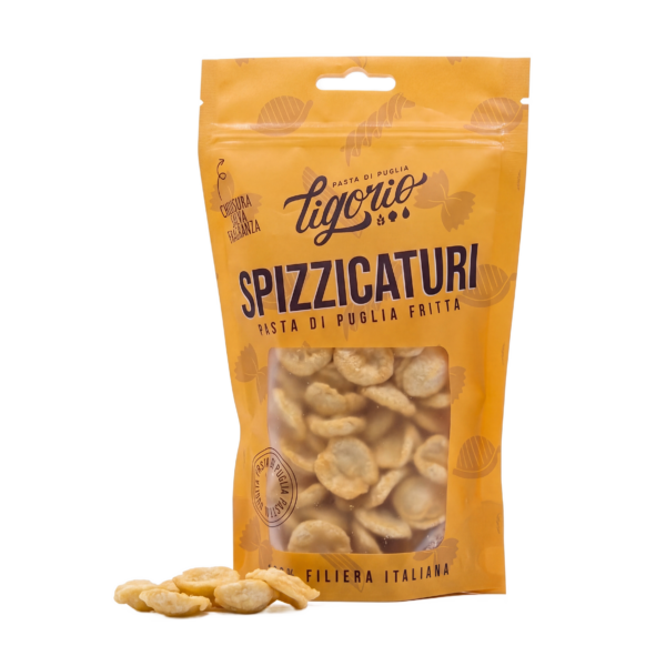 Fronte della confezione di Spizzicaturi Ligorio, snack di orecchiette fritte pugliesi, con alcune orecchiette croccanti in primo piano.